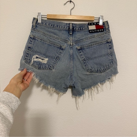 Tommy Hilfiger Vintage Distressed Cut Off Denim Shorts Light Wash Size 31 Waist - Picture 7 of 10